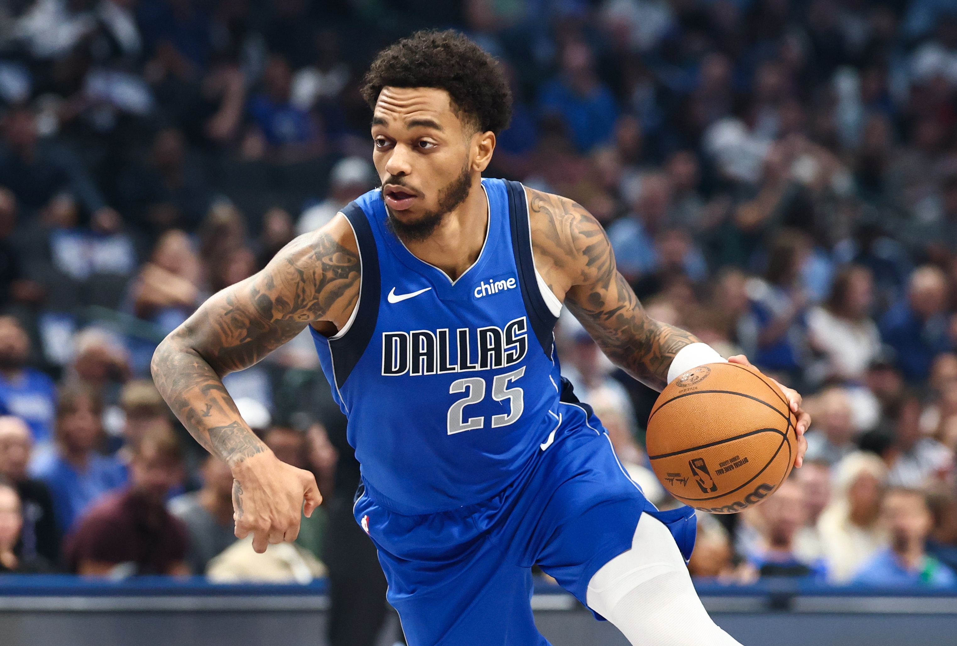 九游官方-PJ·华盛顿谈打中锋得20分：队友们的传球太好了 让我能轻松出手