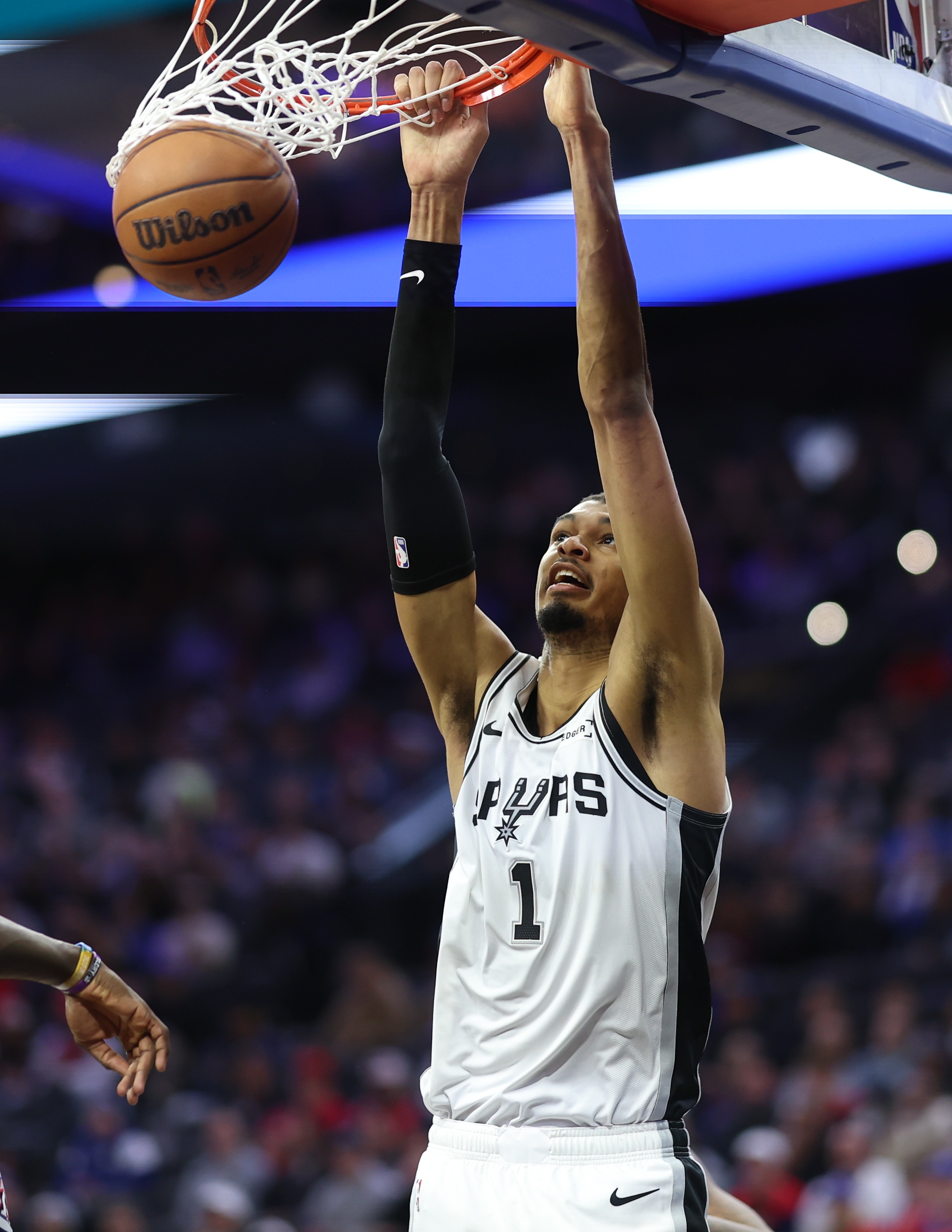 文班：上次输给黄蜂我有很大责任 今天我们攻防两端都压制了他们